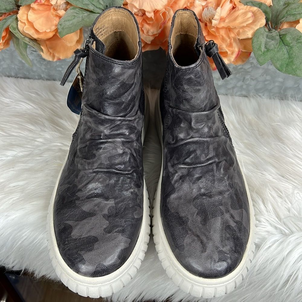Sofft Portland Water Resistant Camo Platform Bootie Size 10 - Picture 3 of 11